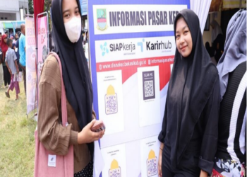 Stand Pelayanan Disnaker Kabupaten Bekasi Hadir dalam Program Botram di Desa Jejalen Jaya, Sediakan Kartu Kuning dan Informasi Lowongan Kerja