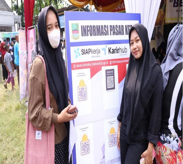 Stand Pelayanan Disnaker Kabupaten Bekasi Hadir dalam Program Botram di Desa Jejalen Jaya, Sediakan Kartu Kuning dan Informasi Lowongan Kerja