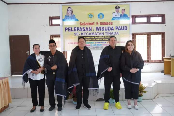 Bupati Pakpak Bharat Bersama istri Ny Juniatry Franc Bernhard Tumanggor Hadiri Pelepasan TK PAUD sek Kecamatan Tinada