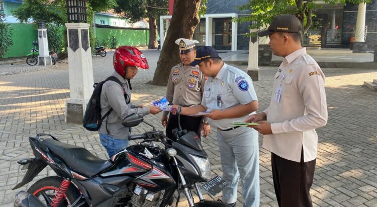 Samsat Nganjuk Gelar Operasi Gabungan Untuk Meningkatkan Kepatuhan Masyarakat Terhadap Pajak Kendaraan Bermotor.