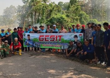 Camat dan kapolsek Ciasem Kerja Bakti Dalam Rangka GESIT (Gerakan Kebersihan Terpadu) Kecamatan Ciasem