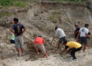 Personil Polsek Palipi Bergotong Royong Memperbaiki Jalan di Desa Pamutaran