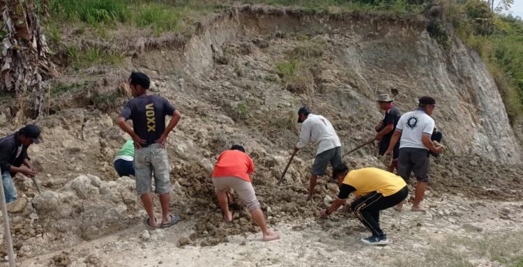 Personil Polsek Palipi Bergotong Royong Memperbaiki Jalan di Desa Pamutaran