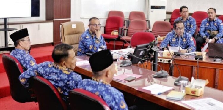 PJ Bupati Subang Memimpin Rapat Evaluasi Monitoring Center