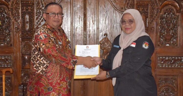 Sekda Banyumas Terima Berkas Usul Pelantikan Calon DPRD Hasil Pemilu 2024