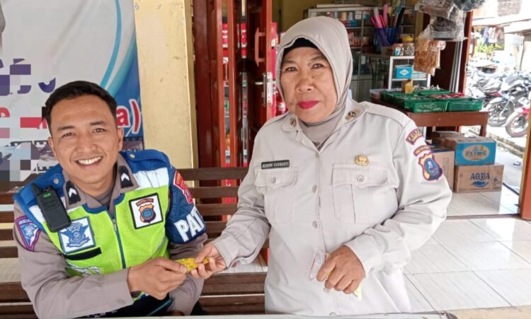 Si Dokkes Polres Samosir Cek Kesehatan Personil Yang Bertugas di Lapangan