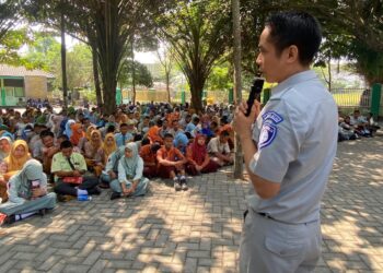 Jasa Raharja Kediri Edukasi Siswa/I SMKN 1 Plosoklaten Kediri Pentingnya Keselamatan Berlalu Lintas