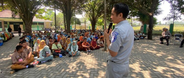 Jasa Raharja Kediri Edukasi Siswa/I SMKN 1 Plosoklaten Kediri Pentingnya Keselamatan Berlalu Lintas