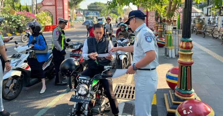 Sosialisasikan Pembebasan Denda Pajak dan Pelaksanaan Operasi Patuh Semeru, Tim Samsat Madiun Kota Gelar Operasi Gabungan