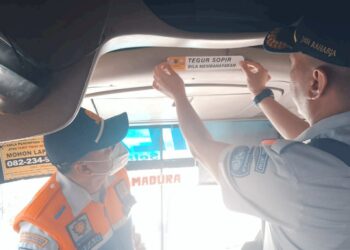 Jasa Raharja Perwakilan Pamekasan Pasang Sticker Himbauan Keselamatan di Terminal Arya Wiraraja Sumenep