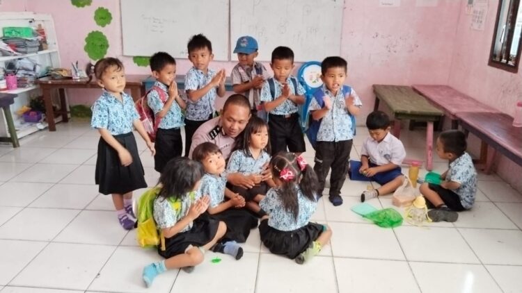 Bhabinkamtibmas Polsek Simanindo kunjungan kesekolah PAUD