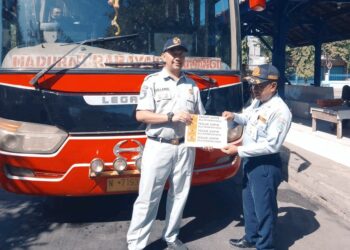 Jasa Raharja Perwakilan Pamekasan Pasang Sticker Himbauan Keselamatan di Terminal Trunojoyo Sampang