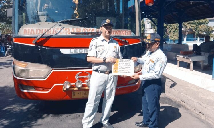 Jasa Raharja Perwakilan Pamekasan Pasang Sticker Himbauan Keselamatan di Terminal Trunojoyo Sampang