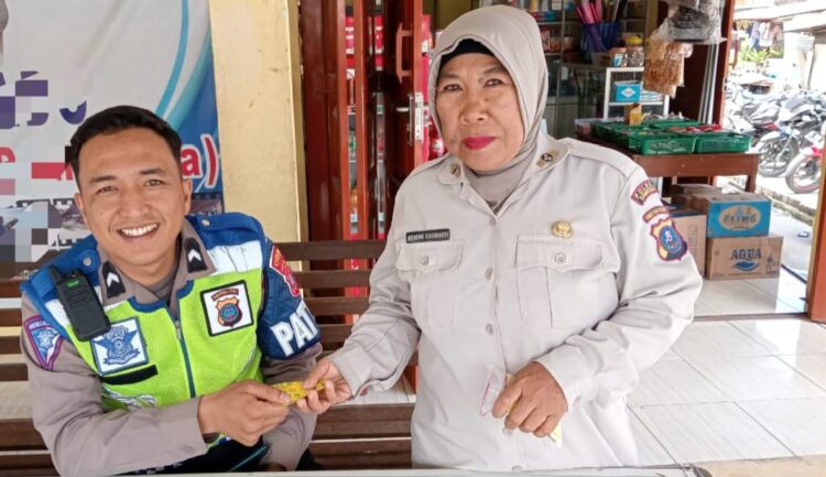 Si Dokkes Polres Samosir Cek Kesehatan Personil Yang Bertugas di Lapangan