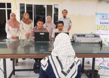 Jasa Raharja bersama Tim Pembinan Samsat Surabaya Barat berikan Layanan Samsat DULUR di Kelurahan Banjarsugihan Kec Tandes Surabaya