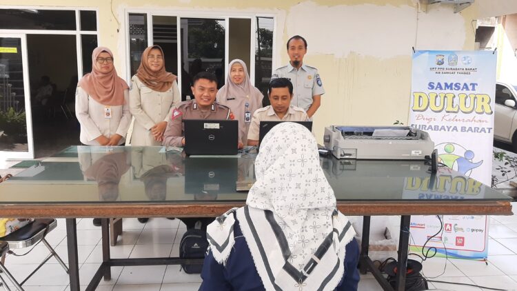 Jasa Raharja bersama Tim Pembinan Samsat Surabaya Barat berikan Layanan Samsat DULUR di Kelurahan Banjarsugihan Kec Tandes Surabaya