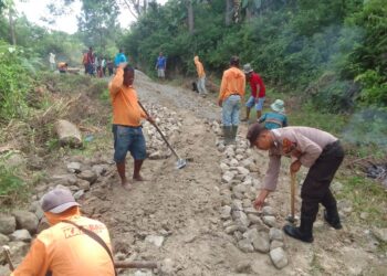 Sinergitas Bhabinkamtibmas, Pemerintah Desa dan Masyarakat, Perbaiki Jalan Desa Penghubung Antar Kec. Onanrunggu dengan Kec. Nainggolan Kab.Samosir