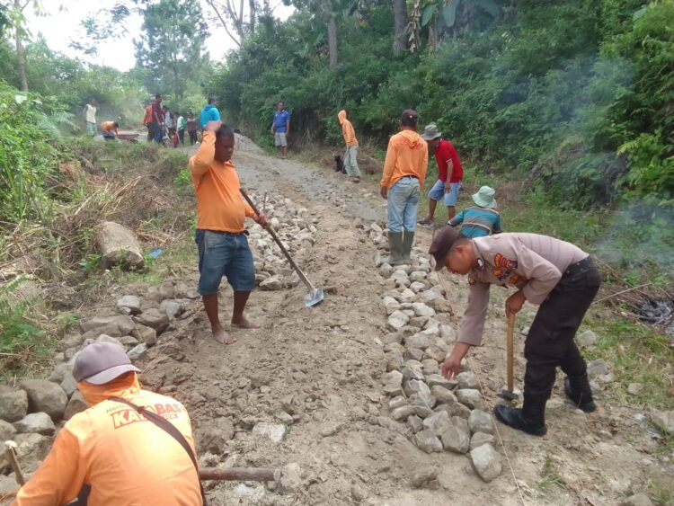 Sinergitas Bhabinkamtibmas, Pemerintah Desa dan Masyarakat, Perbaiki Jalan Desa Penghubung Antar Kec. Onanrunggu dengan Kec. Nainggolan Kab.Samosir
