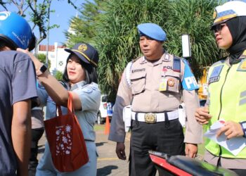 Hari Kedua Ops Patuh Candi 2024, Petugas Gabungan Bagikan Cinderamata Kepada Pengendara