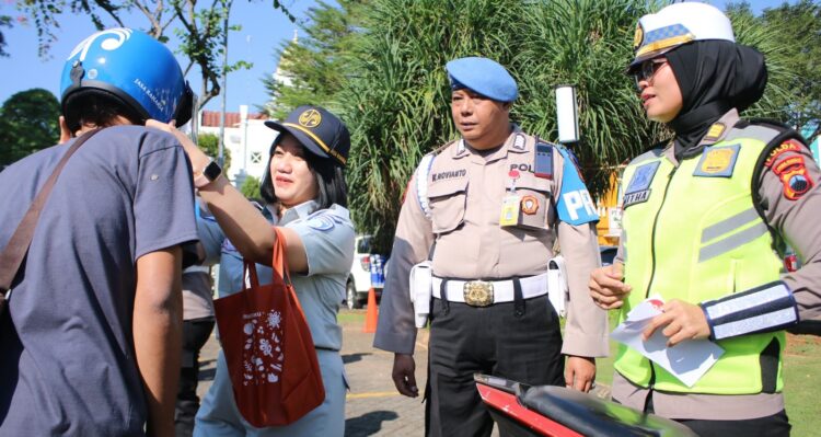 Hari Kedua Ops Patuh Candi 2024, Petugas Gabungan Bagikan Cinderamata Kepada Pengendara