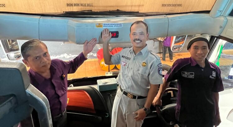 Himbauan Keselamatan Transportasi,  Tim FKLL Kota Madiun gelar Aksi Simpatik Kolaborasi Himbau Masyarakat Bahaya Laka Lantas