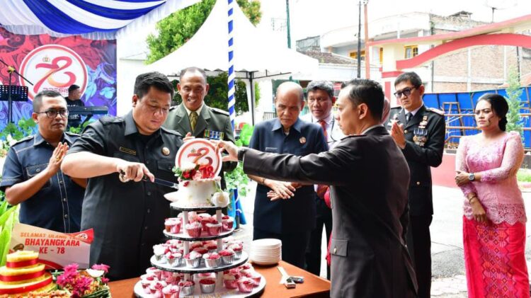 Bupati Samosir Hadiri Upacara Peringatan HUT Bhayangkara ke-78 Polres Samosir.