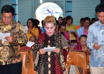 Diawali Dengan Ibadah, Bupati Samosir Letakkan Batu Pertama Pembangunan Gereja HKBP Lumban Lintong