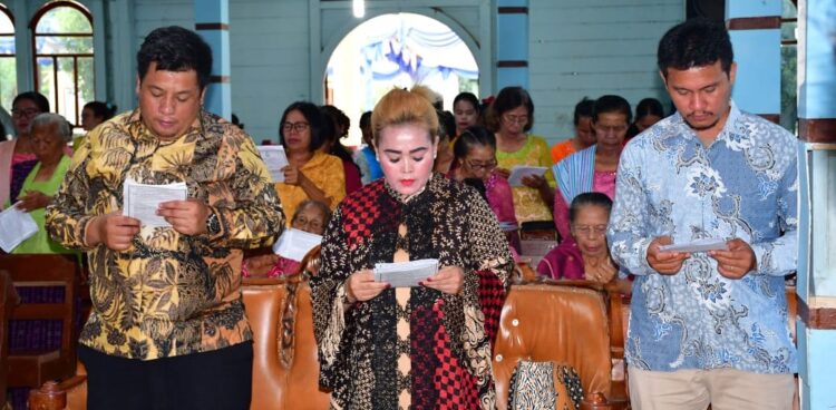 Diawali Dengan Ibadah, Bupati Samosir Letakkan Batu Pertama Pembangunan Gereja HKBP Lumban Lintong