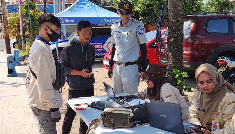 Jemput Bola Layanan Samsat, Tim Samsat Ponorogo Fasilitasi Wajib Pajak Saat Operasi Gabungan