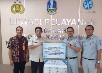 Tingkatkan Kenyamanan Wajib Pajak, Jasa Raharja Salurkan TJSL Berupa Charger Box ke Samsat Kraksaan Probolinggo.
