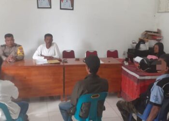 Bhabinkamtibmas dari Polsek Harian Mediasi Kasus Dugaan Penganiayaan Yang Terjadi di Lokasi Parkir Objek Wisata