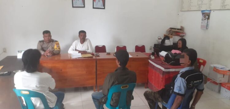 Bhabinkamtibmas dari Polsek Harian Mediasi Kasus Dugaan Penganiayaan Yang Terjadi di Lokasi Parkir Objek Wisata