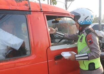 Jumat Berkah, Polwan Satlantas Patroli Sambil Berbagi Makanan