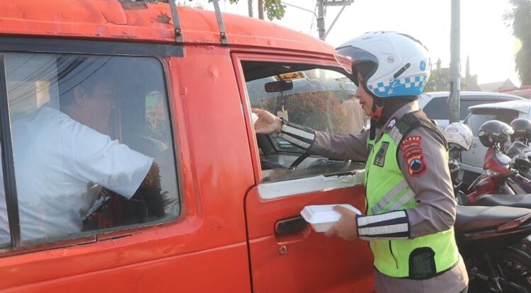 Jumat Berkah, Polwan Satlantas Patroli Sambil Berbagi Makanan