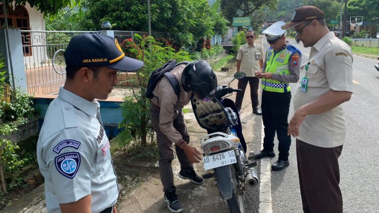 Tingkatkan Kepatuhan Pajak di Pacitan, Tim Samsat Pacitan Gelar Operasi Gabungan