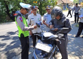 Tingkatkan Kepatuhan dan keselamatan Transportasi serta Upaya Peningkatan Pajak, Tim Samsat Magetan Ikut Operasi Gabungan