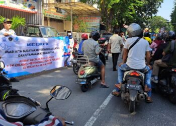 Tingkatkan Upaya Pencegahan Kecelakaan dan Fatalitas Korban Laka Lantas Jasa Raharja Surabaya Gelar Aksi Simpatik dengan Bagikan SOPESKES dan Coklat
