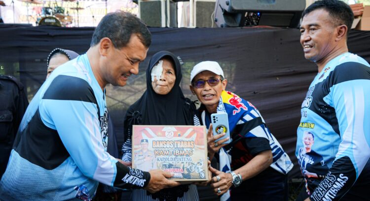 Peduli Warga, Irjen Pol Ahmad Luthfi Lakukan Bakti Sosial dan Bantu Masjid di Sukoharjo