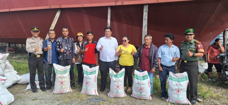 Bupati Samosir Berikan Pupuk Gratis 19,1 Ton Untuk Petani Kecamatan Nainggolan