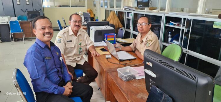 Sosialisasikan Tertib Administrasi Ranmor, Tim Samsat Madiun Kota Sampaikan Data Kendaaran Penunggak di Beberapa OPD