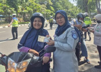 Edukasi dan Tegur Masyarakat Tim Samsat Surabaya Selatan Gelar Operasi Gabungan