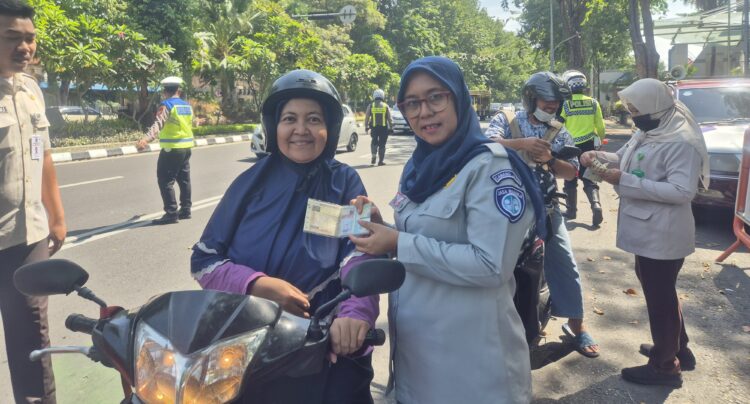 Edukasi dan Tegur Masyarakat Tim Samsat Surabaya Selatan Gelar Operasi Gabungan