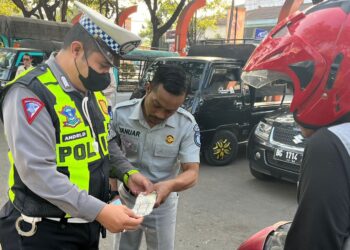 Tingkatkan Kepatuhan Pajak di Pacitan, Tim Samsat Pacitan Gelar Operasi Gabungan di Pasar Arjowinangun