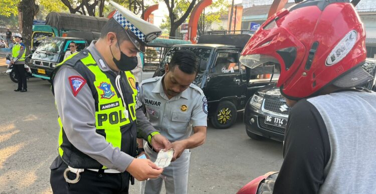 Tingkatkan Kepatuhan Pajak di Pacitan, Tim Samsat Pacitan Gelar Operasi Gabungan di Pasar Arjowinangun