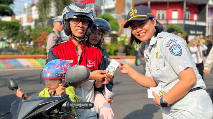 Si Patuh dapat Hadiah dalam Aksi Simpatik Jasa Raharja Madiun