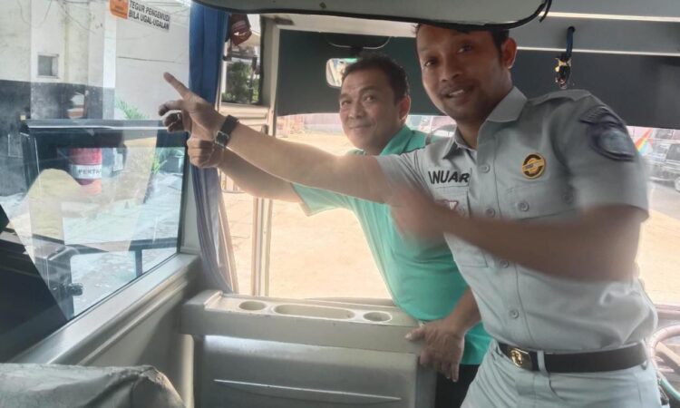 Tindak Lanjut Kesimpulan Rapat FKLL Pacitan, Jasa Raharja Pasang Sticker Himbauan Keselamatan