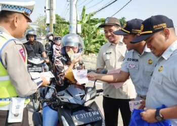 Sumringah, Pengemudi Tertib ini Terima Souvenir Pesan Keselamatan