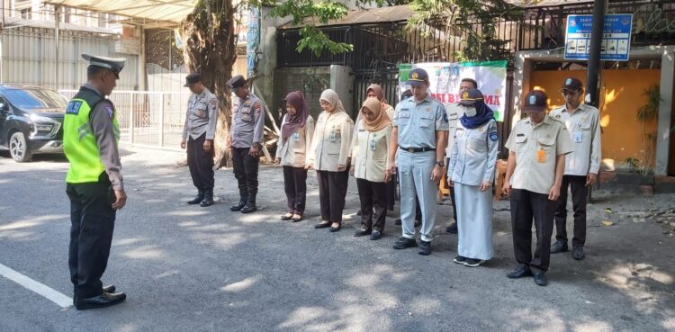 Edukasi dan Tegur Masyarakat Tim Samsat Surabaya Utara Gelar Operasi Gabungan Bersama Polsek Pabean Cantian