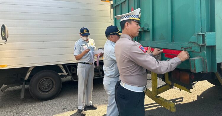 Upayakan Peningkatan Keselamatan Transportasi , Jasa Raharja Pasang Sticker Reflektif