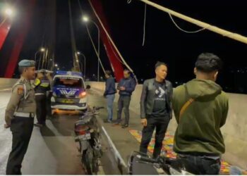 Patroli Presisi Malam Minggu Polres Samosir, Tegur Pedagang di Jembatan Tano Ponggol